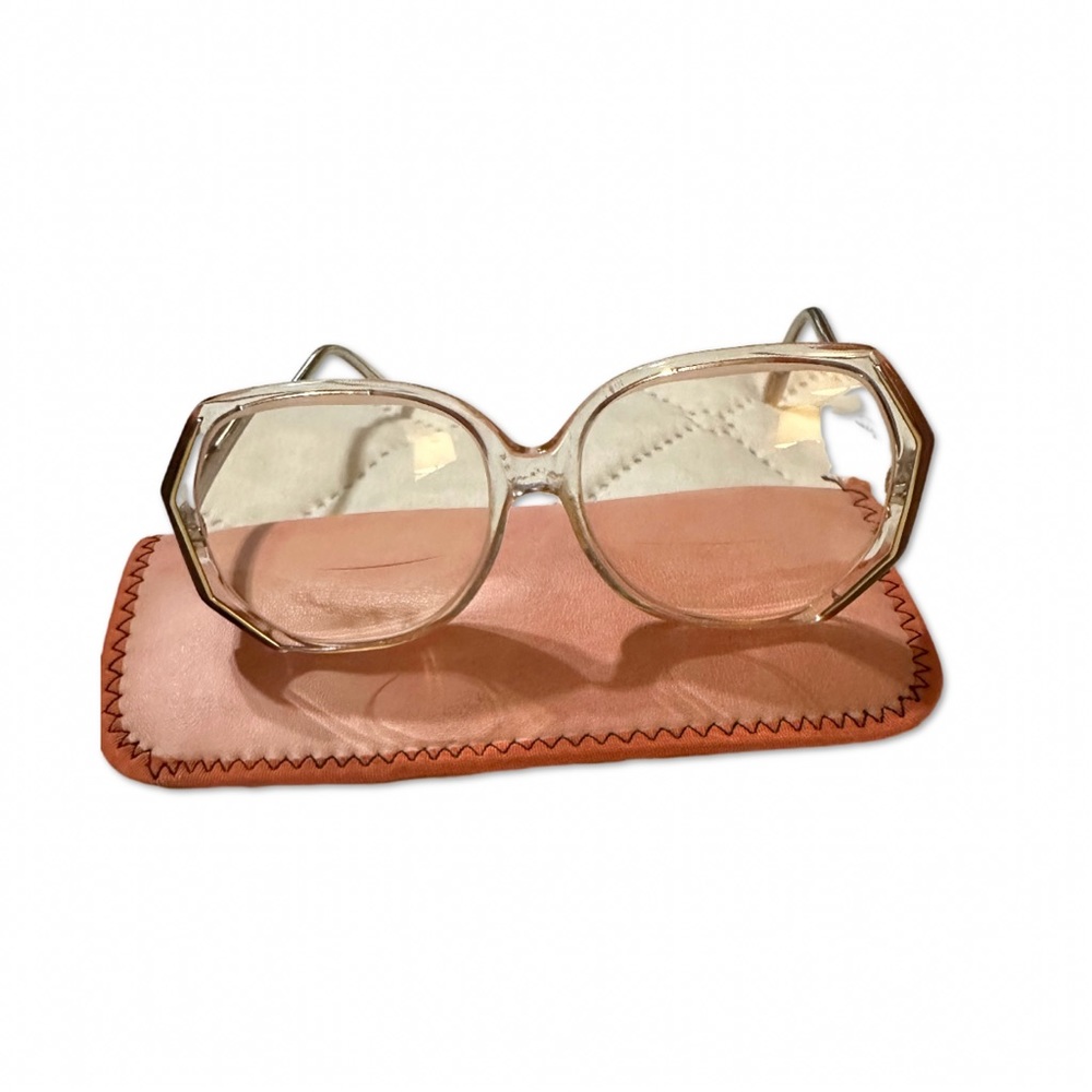 Vintage Glasses lenses can be removed.